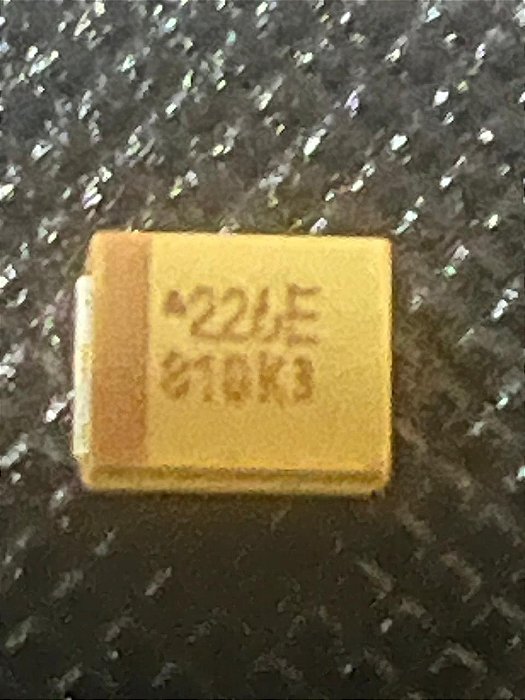 CAPACITOR TANTALO SMD 105 = 22UF/25V CASE B