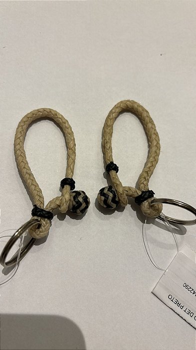 CHAVEIRO COURO TORCIDO DETALHE PRETO