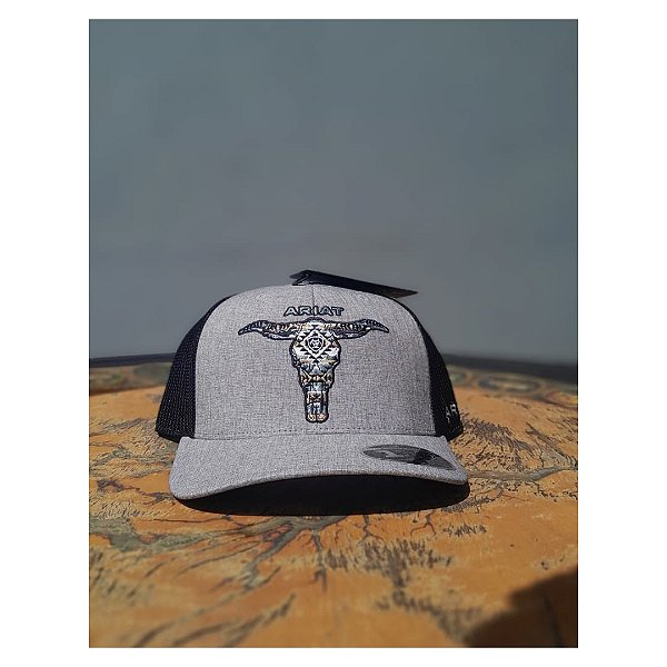 BONE ARIAT IMPORT. MESCLA LOGO BOI