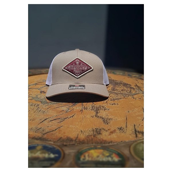 BONE ARIAT IMPORT. A3000824319 BEGE LOGO VINHO