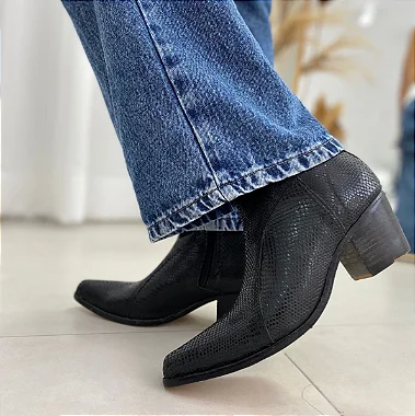 Bota Feminina Cano Curto Estilo Cowboy – Modelo Lavoliie Linha Clássicos