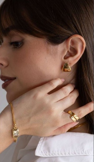 BRINCO PEQUENO OURO TRIANGULO BIA LISO BANHADO A OURO 18K