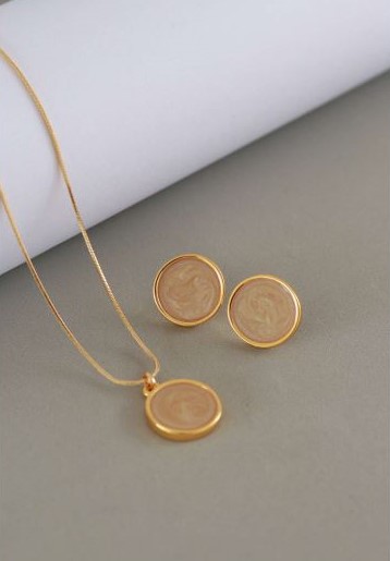 BRINCO PEQUENO HELENA REDONDO CARAMELO BANHADO A OURO 18K