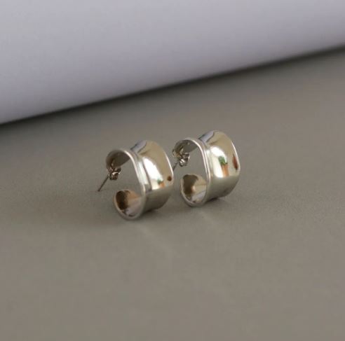 BRINCO DE ARGOLA ROBERTA RETANGULAR BANHADA A RODIO BRANCO