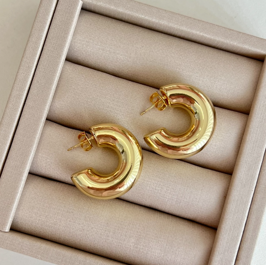 BRINCO ANDREZZA BANHADA OURO 18K