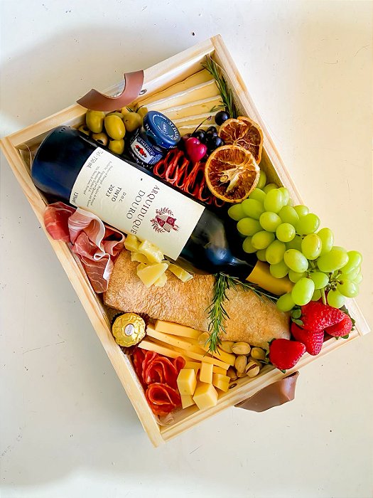 Cesta de frios com Vinho | Bandeja com vinho e queijos | cesta de frios com bebida