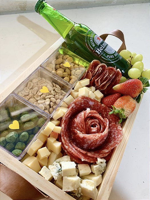 Cesta de frios com cerveja