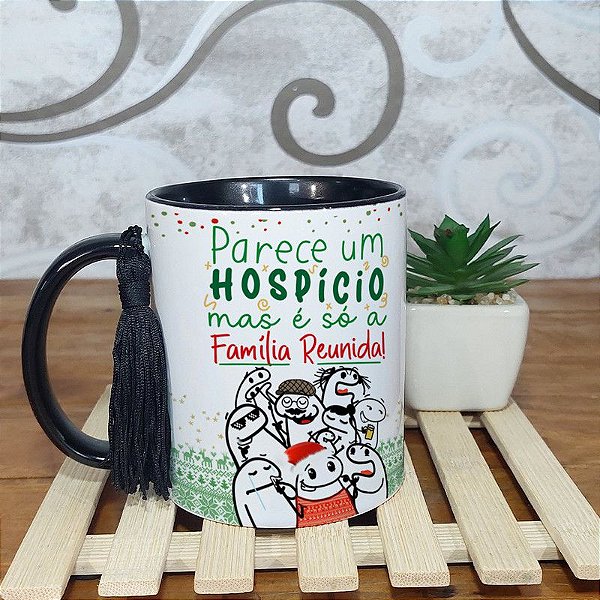Caneca Natalina Flork Parece um hospício mais é minha família