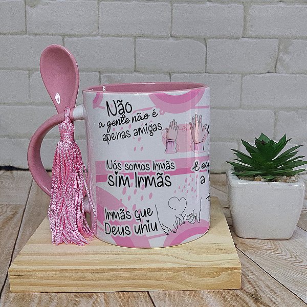 Caneca a gente não é apenas amigas Somos irmãs que Deus uniu