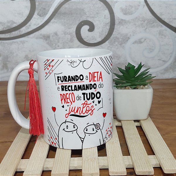 Caneca para namorados furando dieta e reclamando dos preços