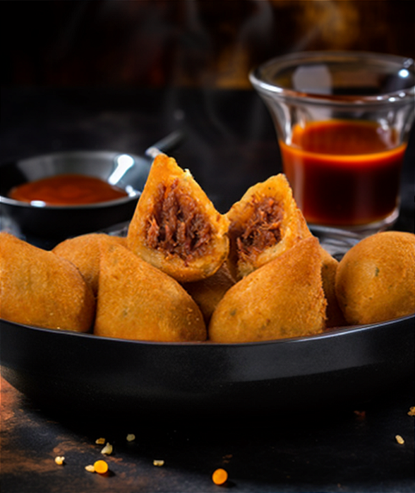 Coxinha de Costelinha Suína com molho Barbecue - Pacote de 10 Porções com 8 unidades de 33g