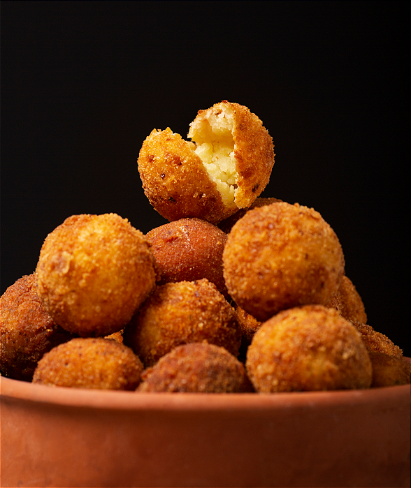 Bolinho de 3 Queijos - Pacote 400g com salgados de 20g