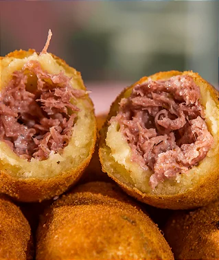 Bolinho de Mandioca com Carne Seca e Requeijão - Pacote de 400g com salgados de 20g