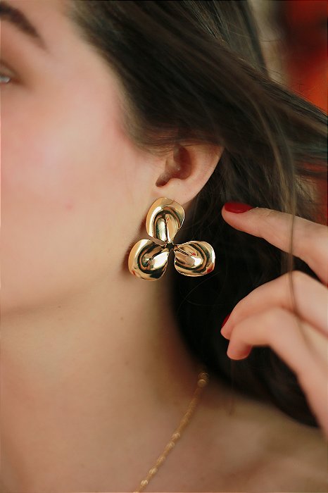 Brinco Flor Três Pétalas Banhado a Ouro 18k