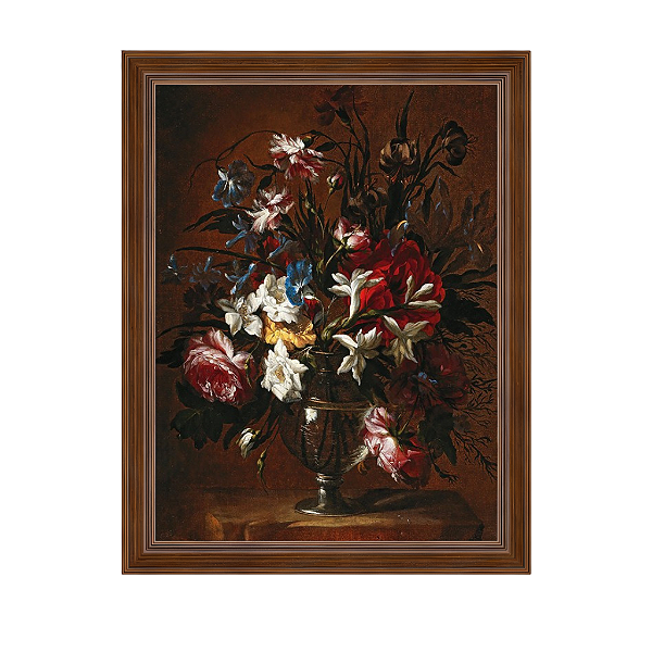 Cravos, rosas, lírios e outras flores num vaso sobre uma prateleira