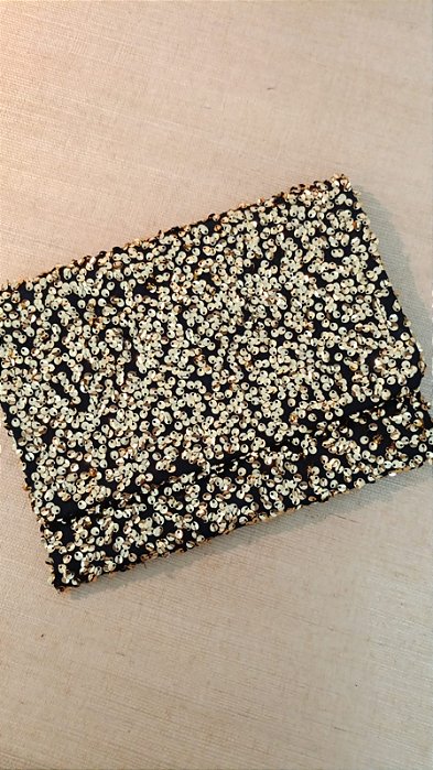 Bolsa envelope preta com lantejoulas