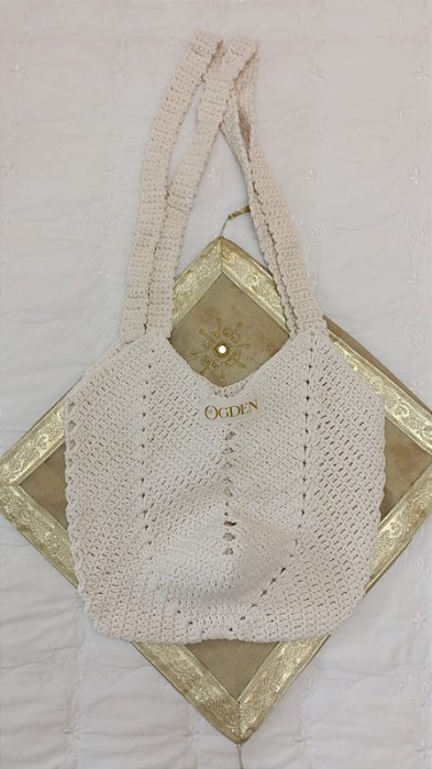 Bolsa de crochê bege com alça comprida