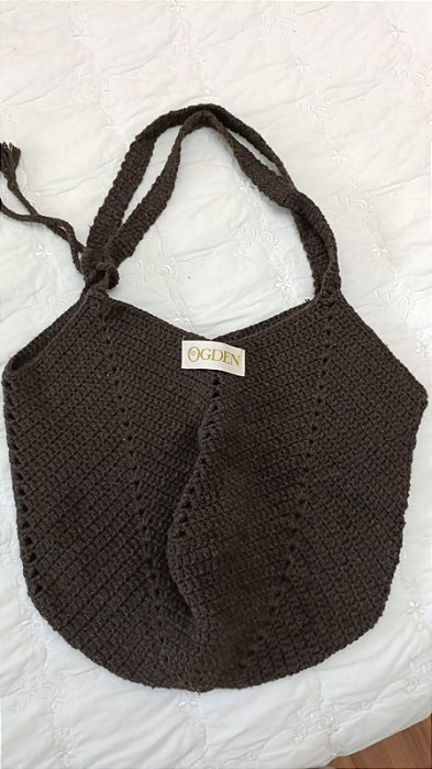 Bolsa de crochê marrom com alças compridas