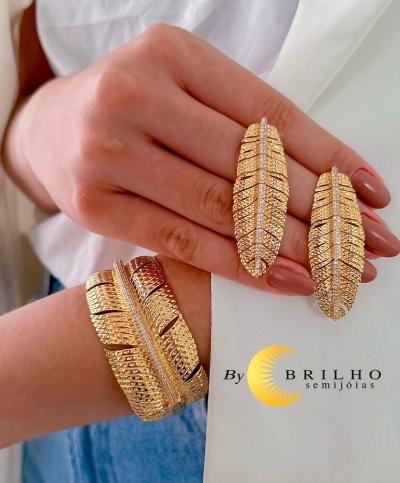 Brinco de folha trabalhada com zircônia dourado (10133)