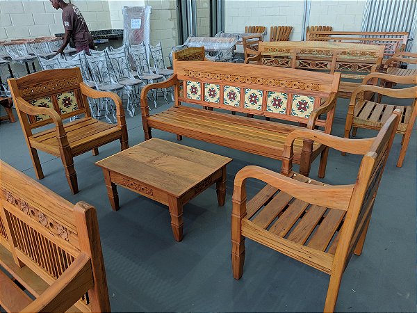 Jogo de Banco Margarida Entalhado com Mesa de Centro, Namoradeira e Duas Cadeiras