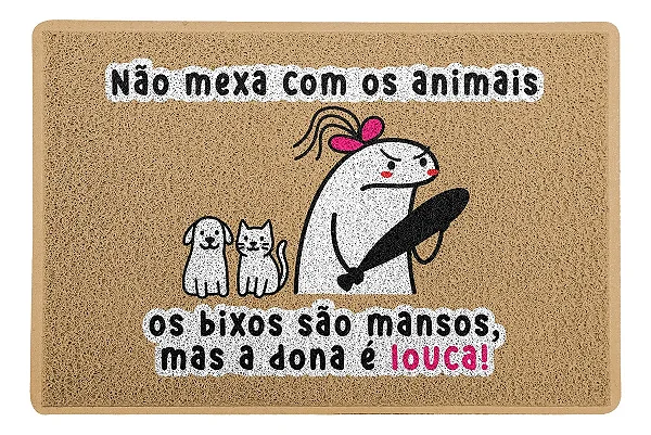 Capacho / Tapete 60x40cm - Flork - Animais Mansos Mas Dona É Louca - Bege - Beek