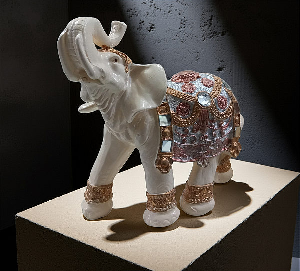 Elefante Off-White Medalhão Dallas
