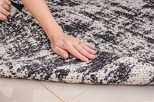 Tapete Falésia Preto e Cru