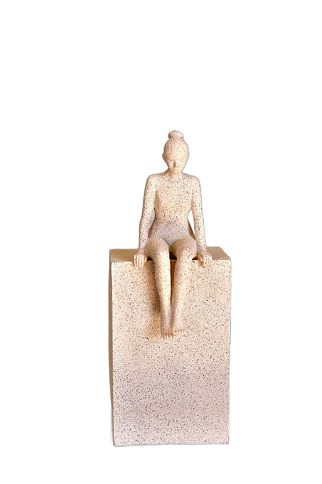 Escultura Mulher Sentada Em Polirresina - Mart