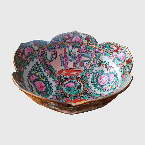 Tigela de Lótus em Porcelana Chinesa Cantão - Década de 1960/70