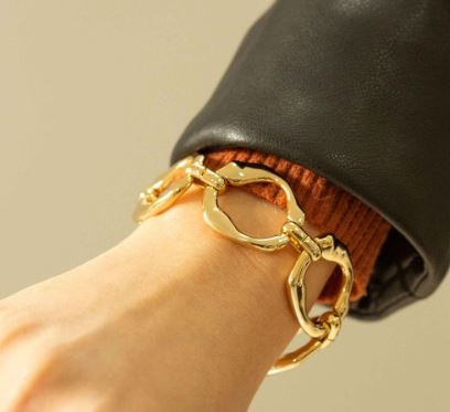 Pulseira com argolas largas orgânicas