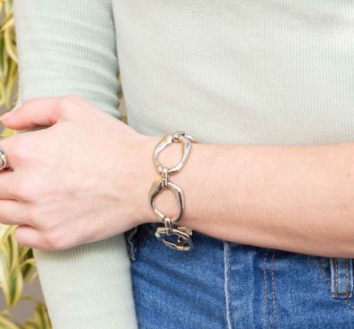 Pulseira com argolas largas orgânicas