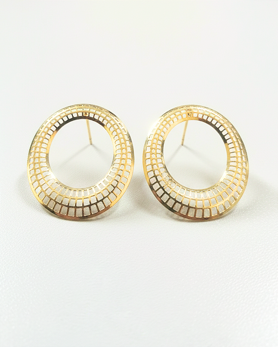 Brinco oval vazado e texturizado