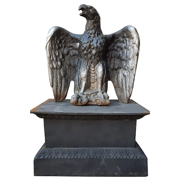 Escultura de águia com a cabeça para esquerda