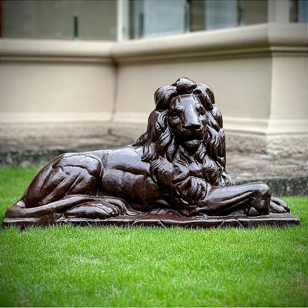 Escultura Leão com a Perna Dobrada