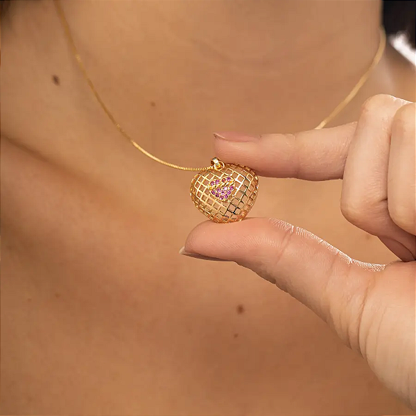 Colar Coração Vazado Com Cristais Rosas Banhado A Ouro 18k