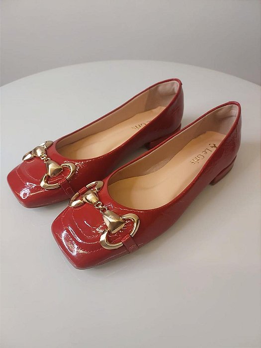 SAPATILHA VERMELHA FIVELA DOURADA