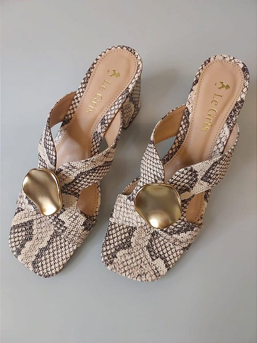 MULE EM COURO COM BROCHE ORGÂNICO DOURADO