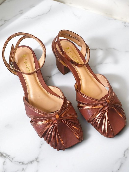 SANDÁLIA MARROM E OURO VELHO