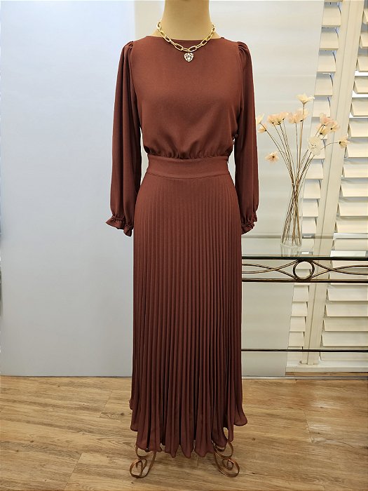 Vestido longo marsala plissado em crepe