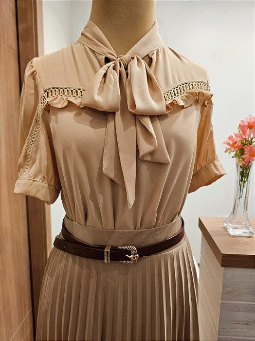 Blusa crepe manga curta com babado e laço 🤎