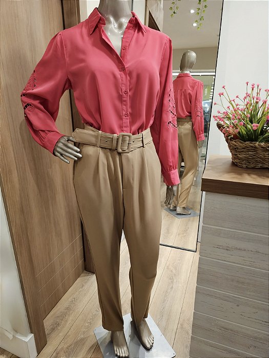 Calça alfaiataria nude com cinto