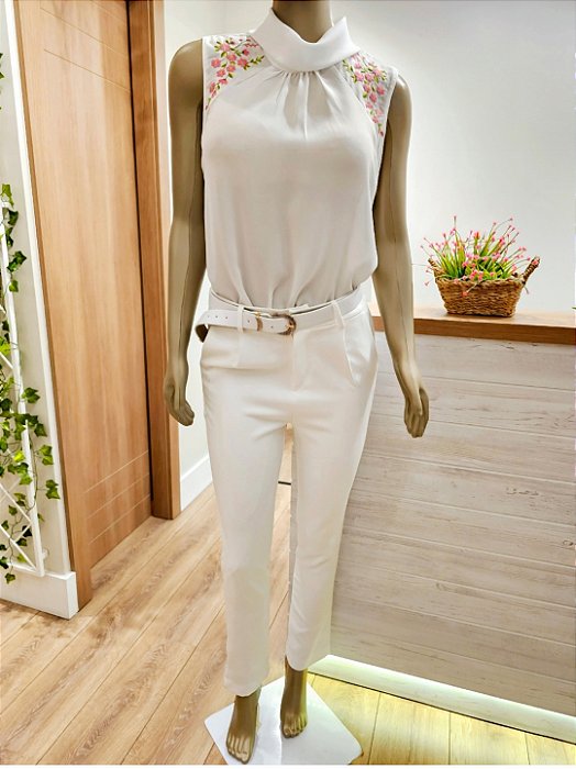 Calça alfaiataria off-white com cinto