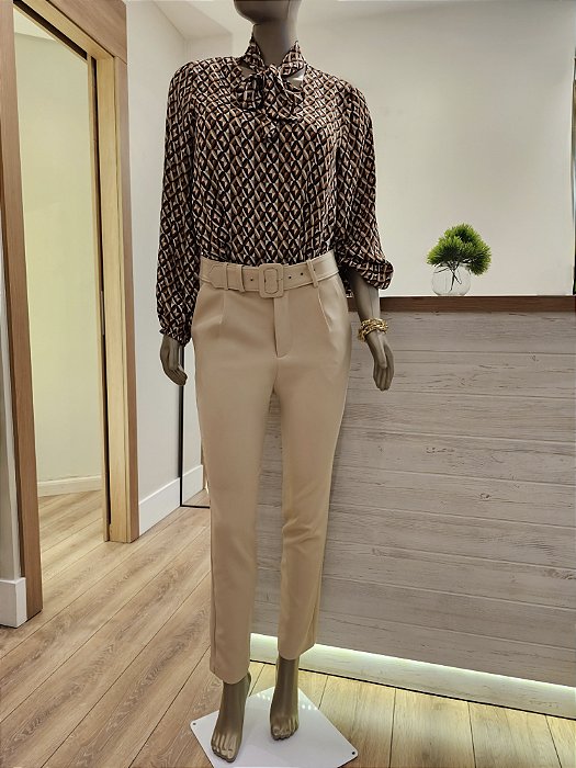 Calça alfaiataria cor areia com cinto