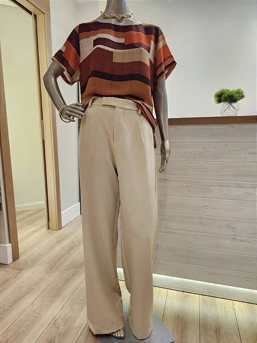 Calça alfaiataria modelo reto cor areia