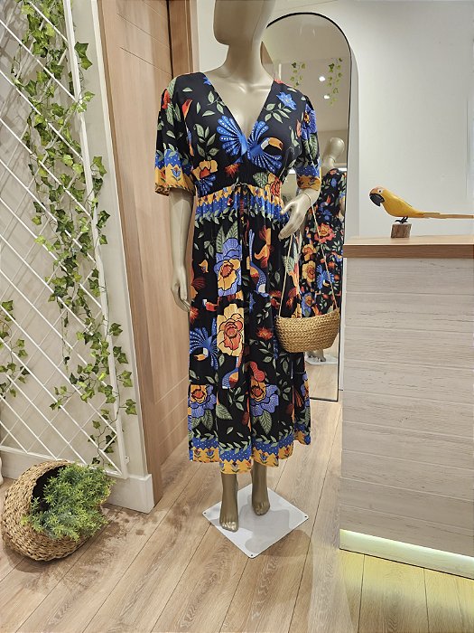 Vestido midi estampa brasilidade fundo preto Tucano azul