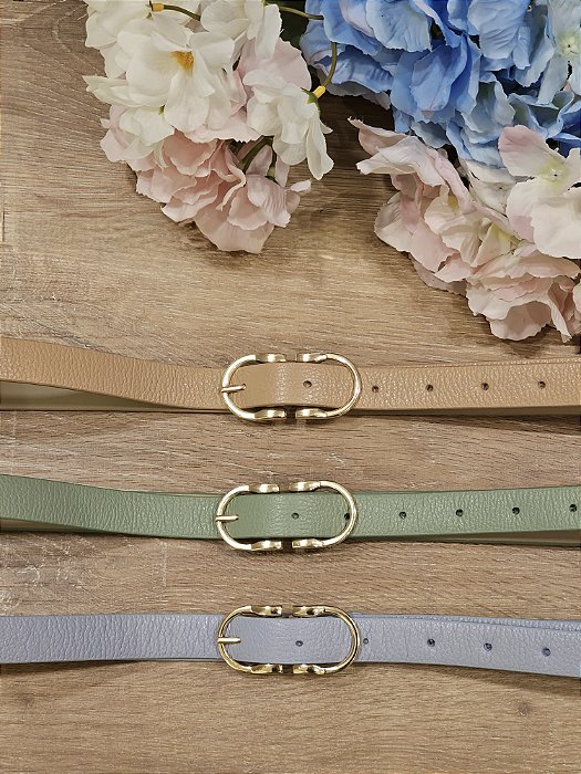 Cinto em couro fivela oval dourada