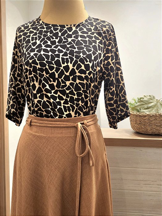 Blusa manga curta em crepe de seda