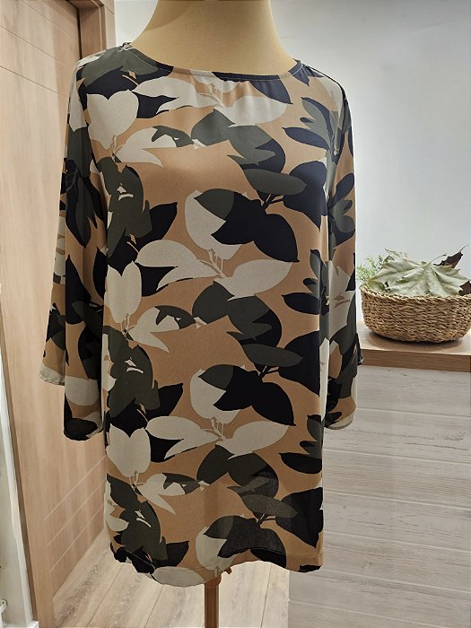 Blusa manga 3/4 estampada folhas