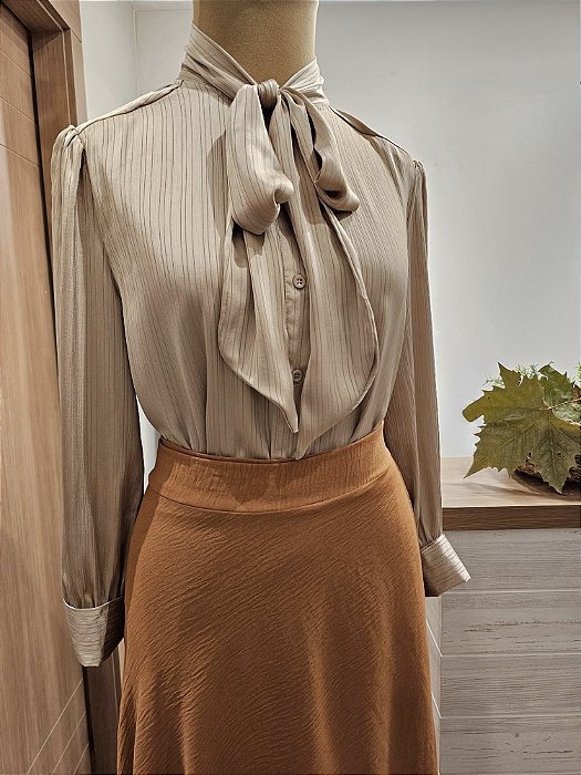 Camisa em seda gola laço