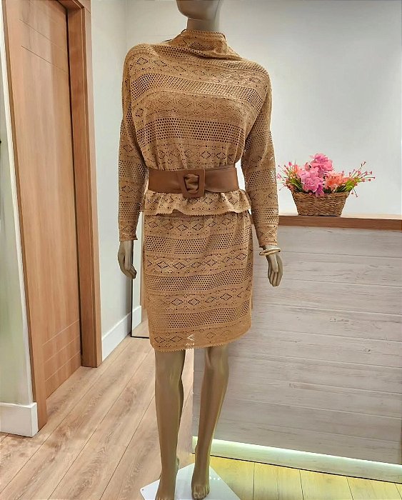 Conjunto saia curta e blusa em malha crochê